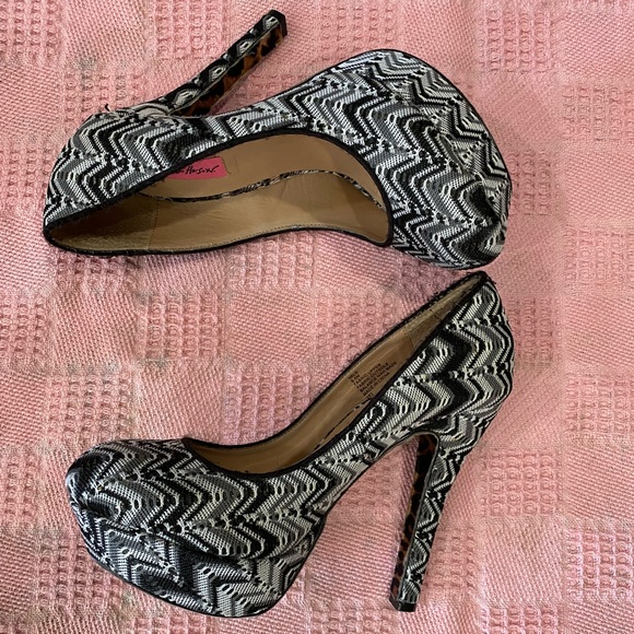 Shoes - Picture 1 of 3